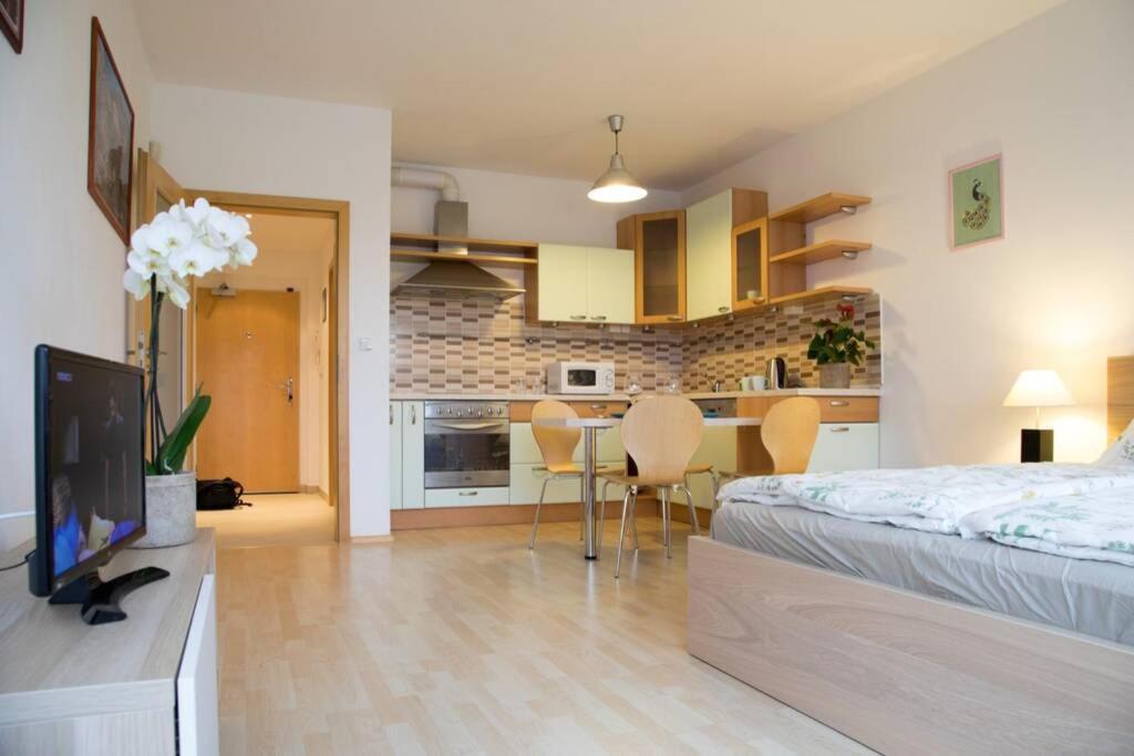 Modern Apartments - Airport 8Mins Praha Eksteriør bilde