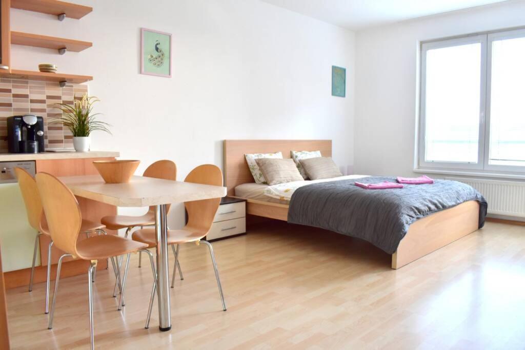 Modern Apartments - Airport 8Mins Praha Eksteriør bilde
